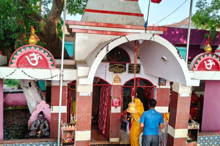 भयहरण स्थान से लेकर मंदार तक गूंजे हर-हर महादेव के जयकारे, मंदिरों में उमड़ी आस्था की भीड़