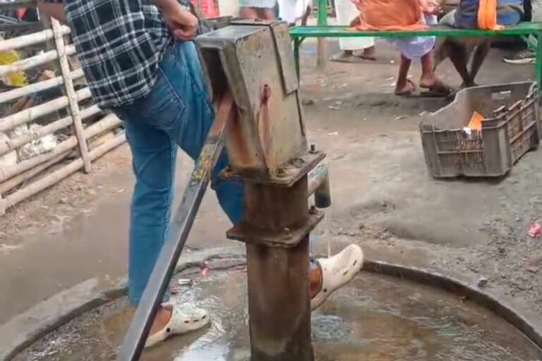 प्रभात इंपैक्ट : पांच दिन से बंद पड़ा सार्वजनिक चापाकल हुआ चालू, लोगों को मिली बड़ी राहत