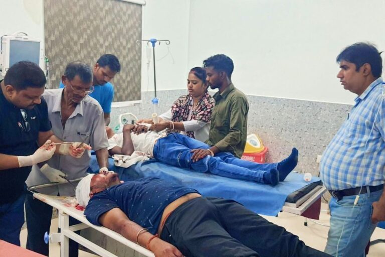 कटोरिया में आमने-सामने भिड़ीं दो बाइक, दोनों चालकों की हालत गंभीर, देवघर रेफर