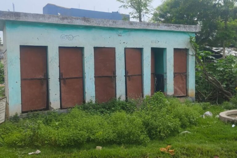 बौसी में लाखों की लागत से बने सामुदायिक शौचालय बने शोपीस, टूटी सेप्टिक टंकी से बच्चों पर हादसे का खतरा