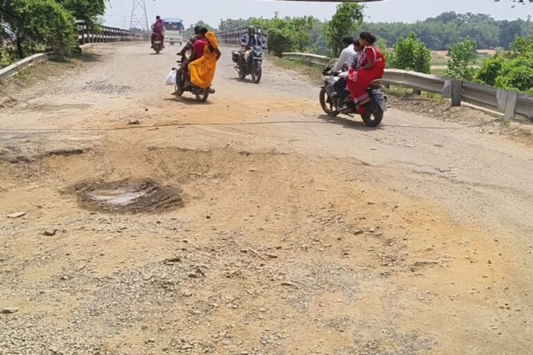 इंगलिशमोड़-पुनसिया मुख्य पथ जर्जर, मरम्मत नहीं हुई, तो सावन में बढ़ेंगी शिवभक्तों की मुश्किलें