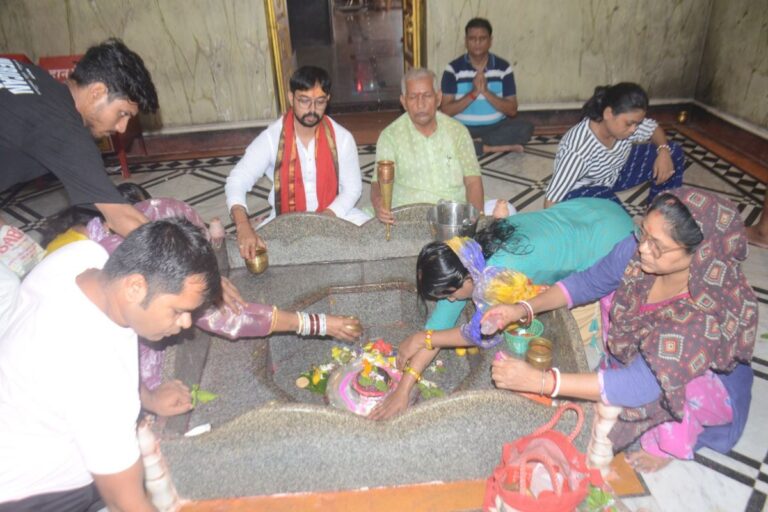 बाबा बूढ़ानाथ मंदिर में गंगा जल और पंचामृत से हुआ भोलेनाथ का महाभिषेक, भक्तों की उमड़ी भीड़