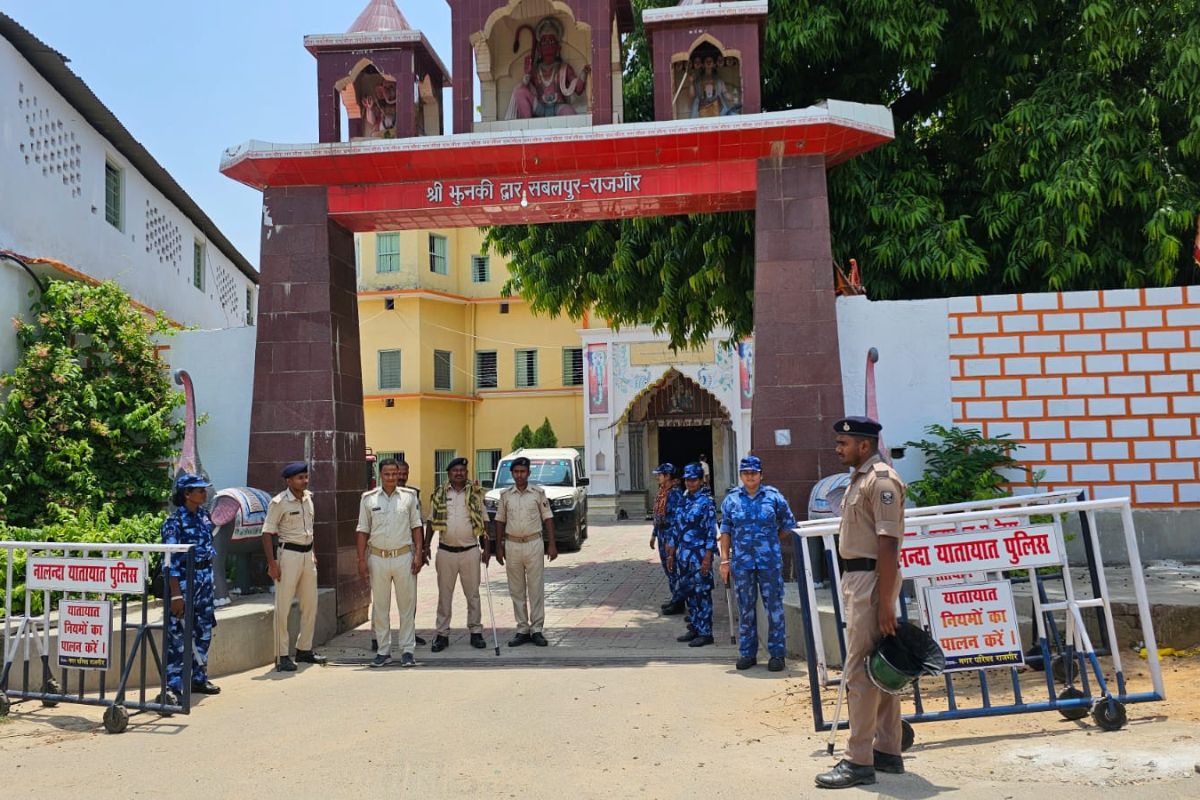 झुनकिया बाबा मंदिर मॉब लिंचिंग कांड: माले महासचिव दीपांकर भट्टाचार्य पहुंचे पीड़ित परिवार से मिलने, जांच को लेकर उठी हाईकोर्ट निगरानी की मांग 1 Untitled Design 2026 07 01T094828.424 1