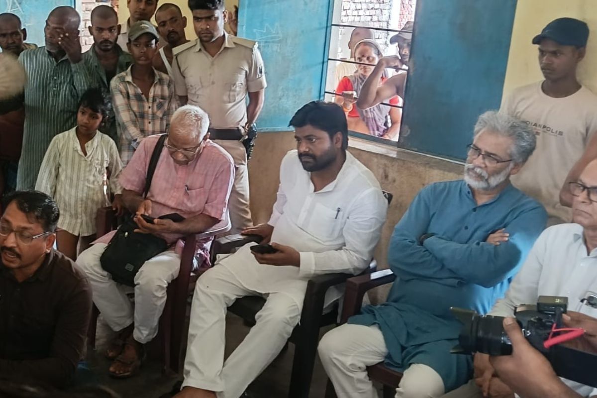 झुनकिया बाबा मंदिर मॉब लिंचिंग कांड: माले महासचिव दीपांकर भट्टाचार्य पहुंचे पीड़ित परिवार से मिलने, जांच को लेकर उठी हाईकोर्ट निगरानी की मांग 3 Untitled Design 2026 07 01T121527.456