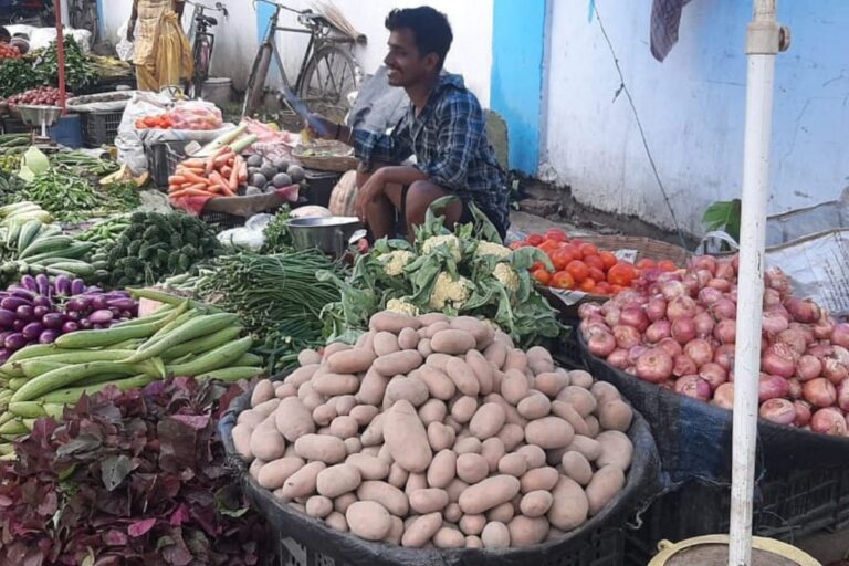 बढ़ती कीमत ने बिगाड़ा लजीज व्यंजनों का जायका: एक हफ्ते में ₹25 से ₹40 के पार पहुंचा प्याज