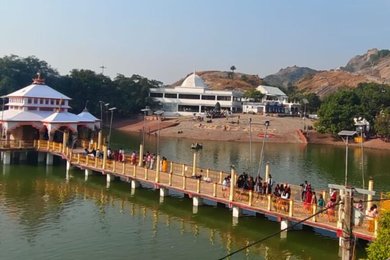 अष्टकमल मंदिर में उमड़ी श्रद्धालुओं की भीड़, भगवान विष्णु की पूजा-अर्चना से गूंजा मंदार धाम