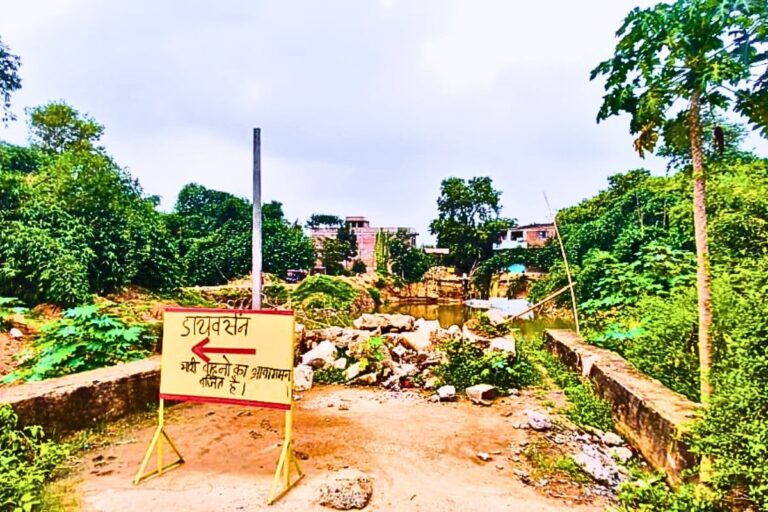 महान नदी पर पुल निर्माण तीन माह से ठप, बरसात में डायवर्जन बहने का खतरा