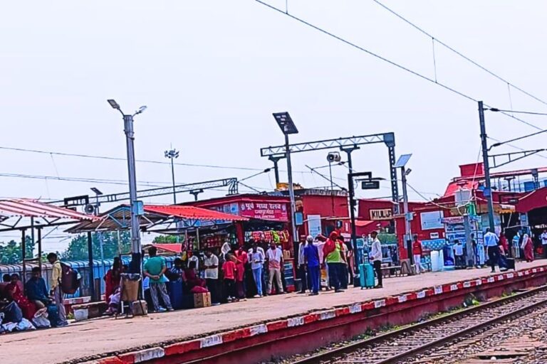 किऊल स्टेशन पर चला टिकट चेकिंग अभियान, 472 यात्री पकड़े गए, चार लाख से अधिक जुर्माना वसूला