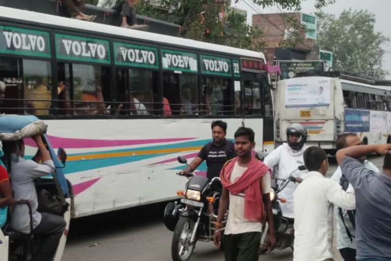 बेगूसराय में यातायात व्यवस्था चरमराई, स्टेट हाईवे-55 पर बसों का अवैध संचालन जारी, दुर्घटना का खतरा बढ़ा