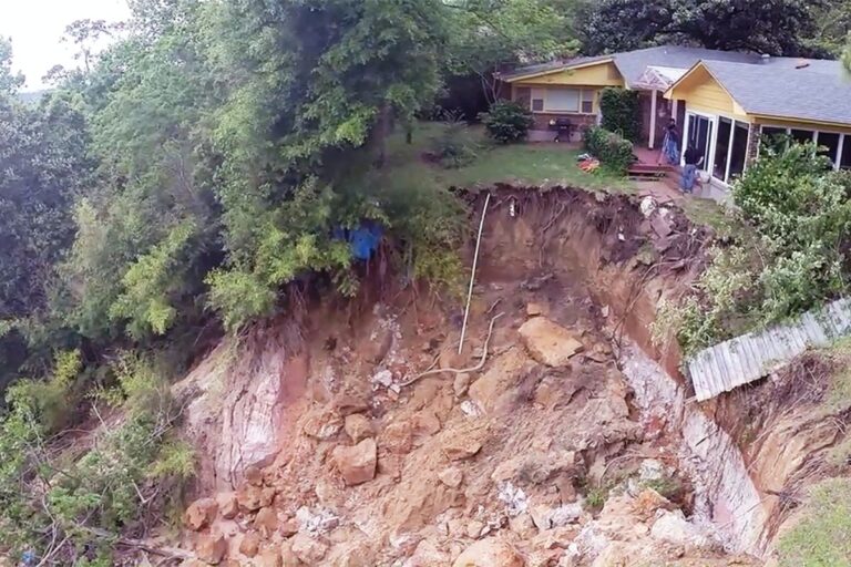 औरंगाबाद नवीनगर में मिट्टी धंसने से दर्दनाक हादसा, पिता की मौत, पुत्र घायल, गांव में पसरा मातम