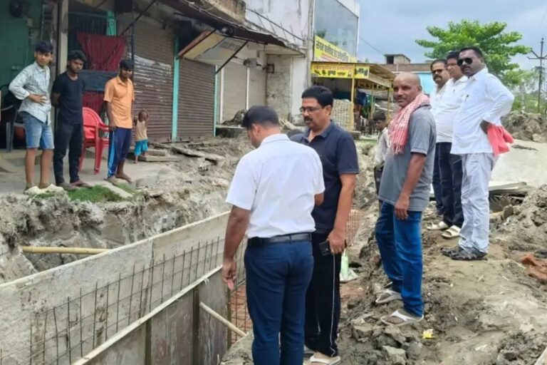 सुपौल में मुख्य पार्षद ने नाला निर्माण कार्य का किया निरीक्षण, गुणवत्ता पर दिया जोर