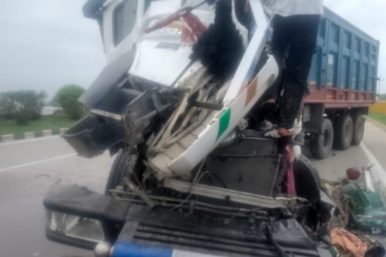 रोहतास में NH-19 पर ट्रेलर से भिड़ा बेकाबू डंपर, चालक घायल, पुलिस जांच में जुटी