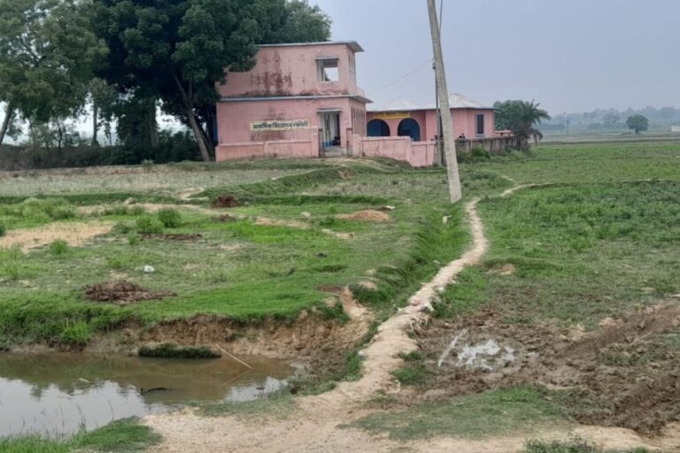 बाराहाट की एक पंचायत में स्कूल जाने के लिए खेत की मेड़ ही सहारा, प्रावि रकौली आज भी रास्ताविहीन