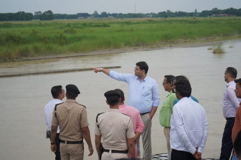 संभावित बाढ़ व नदी कटाव को लेकर जिला प्रशासन अलर्ट: डीएम ने किया संवेदनशील क्षेत्रों का निरीक्षण