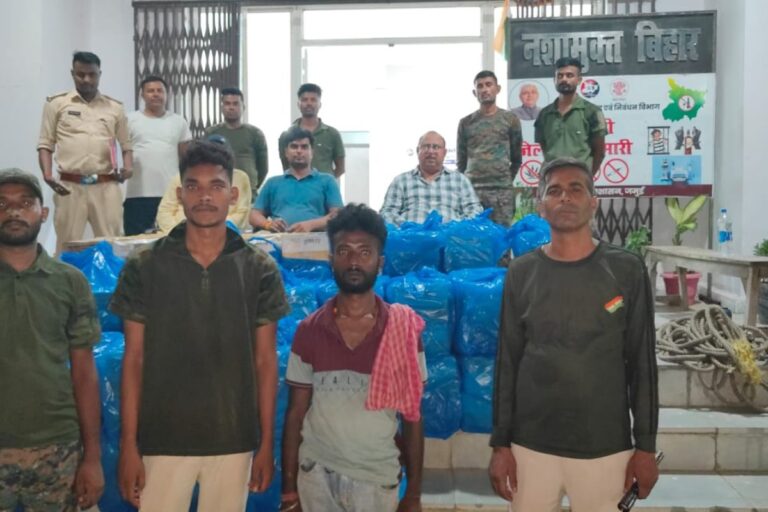 जमुई के डूमरी चेकपोस्ट पर बड़ी कार्रवाई, पिकअप से 933 लीटर विदेशी शराब बरामद, तस्कर गिरफ्तार