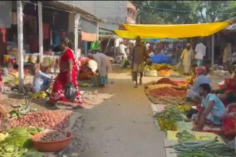 फुलवरिया बाजार के फुटकर विक्रेता 40°C की धूप में सड़क पर बैठने को मजबूर