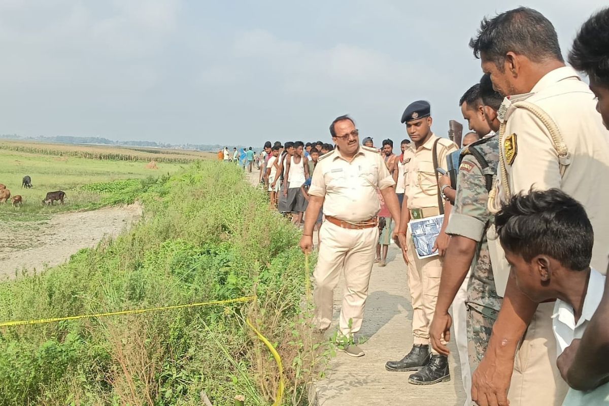 लाश को बीच में बिठाकर घूमते रहे कातिल, पूर्णिया-कटिहार बॉर्डर पर मिला अज्ञात शव 1 Tikapatti Murder Case
