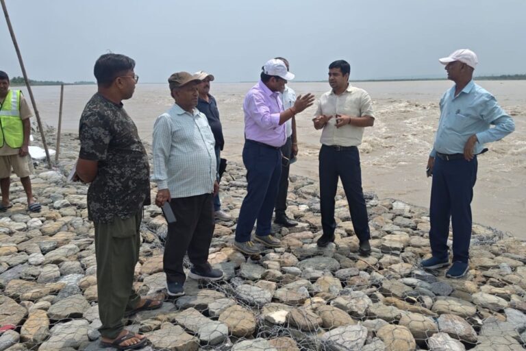 कोसी के नेपाली तटबंध पर टला खतरा, डीएम सावन कुमार ने खुद संभाली कमान