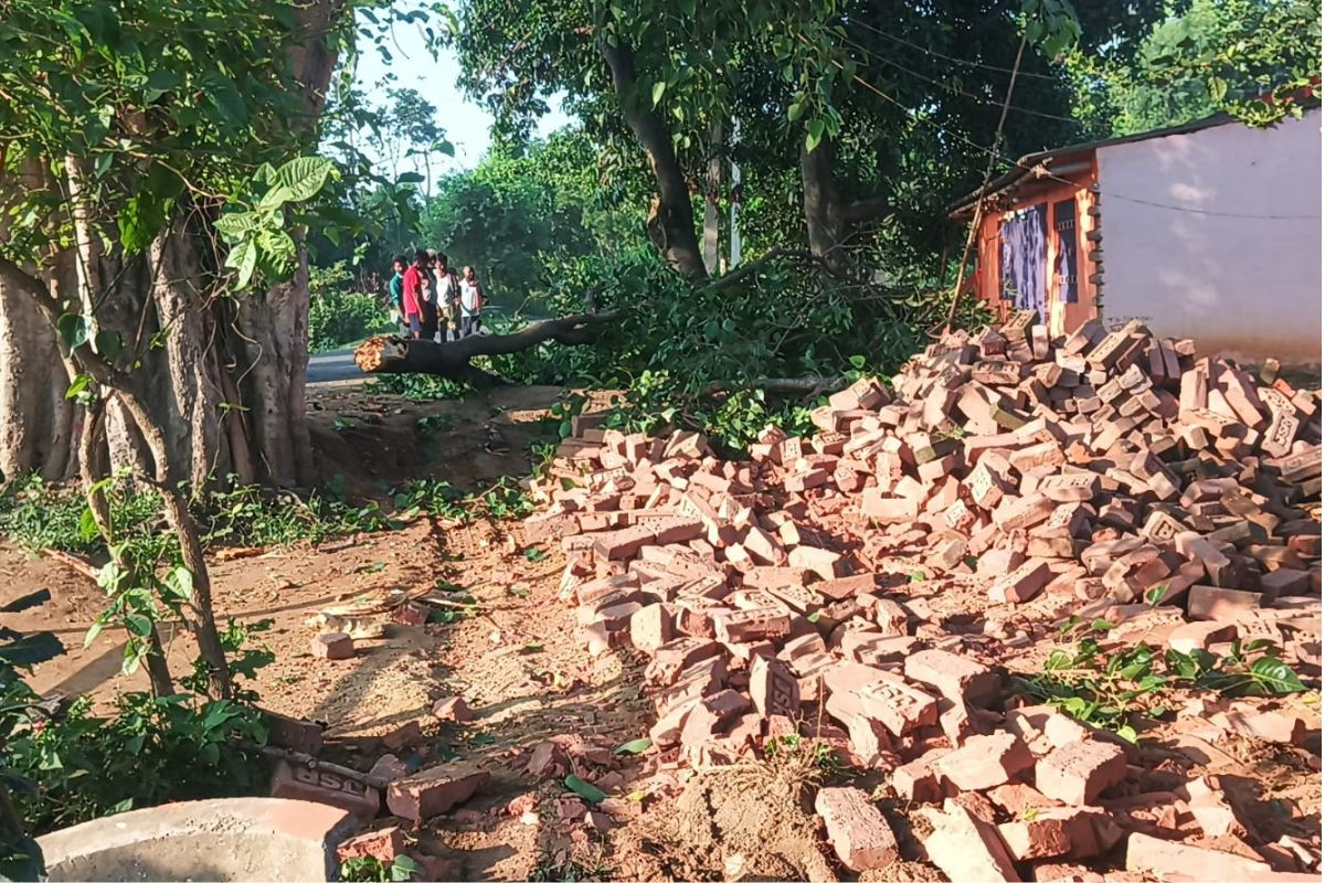 मुंगेर में रफ्तार का कहर: पेड़ और बाउंड्री तोड़ते हुए घर में घुसा बालू लदा हाइवा, बाल-बाल बचा परिवार 1 Untitled Design 6 3