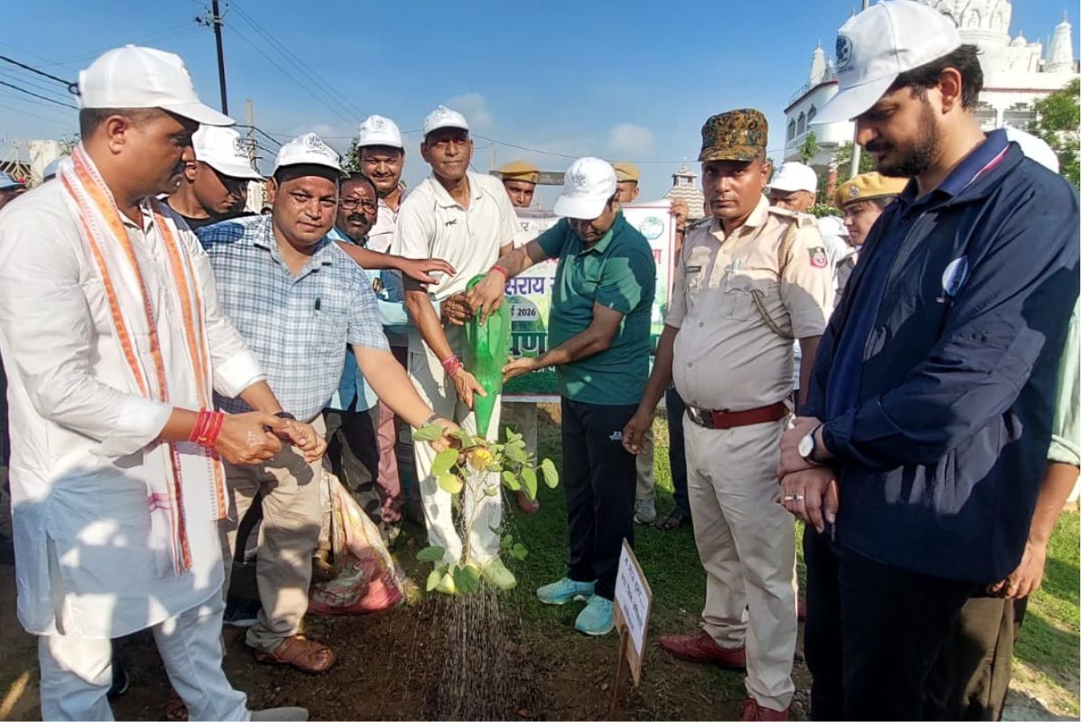 33 वर्ष का हुआ लखीसराय जिला, प्रभात फेरी से शुरू हुए स्थापना दिवस समारोह, डीएम ने किया पौधारोपण 3 Untitled Design 9 3