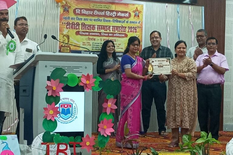 गिद्धौर में सम्मानित हुए नवाचारी शिक्षक, टीबीटी कार्यक्रम में शिक्षा सुधार का लिया संकल्प