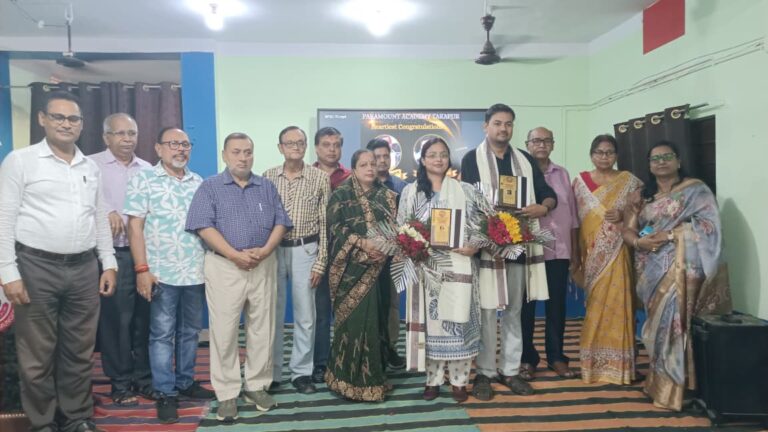 पारामाउंट एकेडमी के पूर्ववर्ती दो छात्रों ने बीपीएससी में लहराया परचम, विद्यालय में हुए सम्मानित