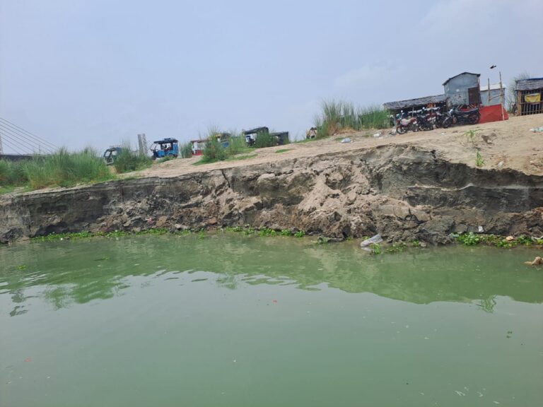 गंगा के बढ़ते जलस्तर से अगुवानी घाट पर तेज हुआ कटाव, किसानों और श्रद्धालुओं की बढ़ी चिंता
