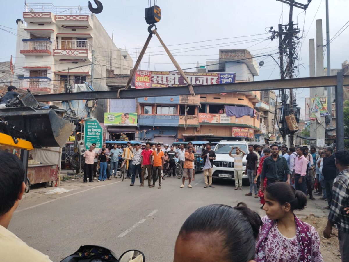 गया जी : 24 घंटे में ही सिस्टम फेल, हाइट गेज बैरियर टूटा, प्रतिबंध के बाद भी घुसा मालवाहक वाहन 1 Whatsapp Image 2026 07 02 At 10.37.46