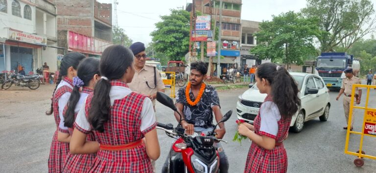 स्कूली छात्राओं ने संभाली सड़क सुरक्षा की कमान, गुलाब देकर किया जागरूक
