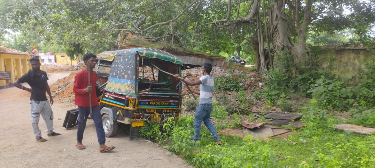 प्रखंड कार्यालय में सेंधमारी: तोड़ाई के आड़ में सरकारी संपत्ति बेचने का आरोप, कटघरे में संवेदक की भूमिका 2 Whatsapp Image 2026 07 06 At 2.43.23 Pm
