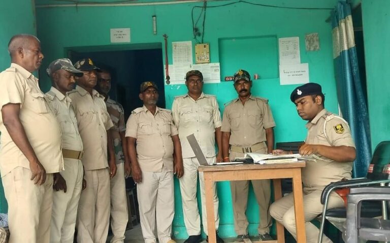 बहादुरपुर थाना में चौकीदारी परेड, कानून-व्यवस्था सुदृढ़ करने को चौकीदारों को दिए अहम निर्देश
