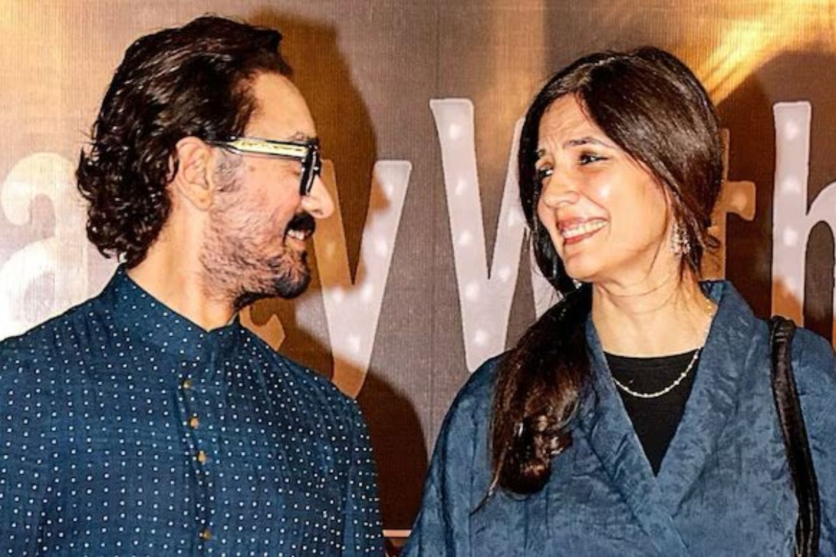 Aamir Khan Wedding First Photo: आमिर खान-गौरी स्प्रैट की शादी की पहली तस्वीर आई सामने, दोनों एक्स वाइफ और बच्चे भी हुए शामिल 2 Aamir Khan And Gauri Spratt