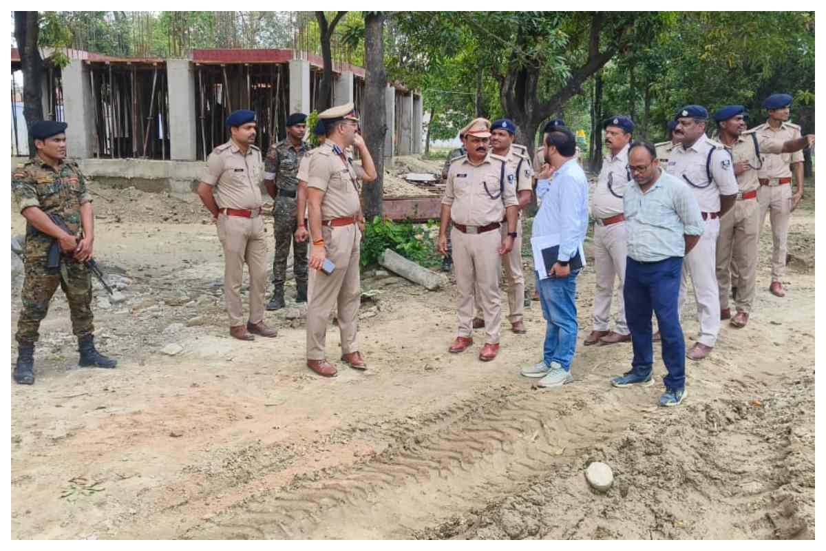 Bagaha News Dig Harikishore Rai Inspects New Police Barrack 1