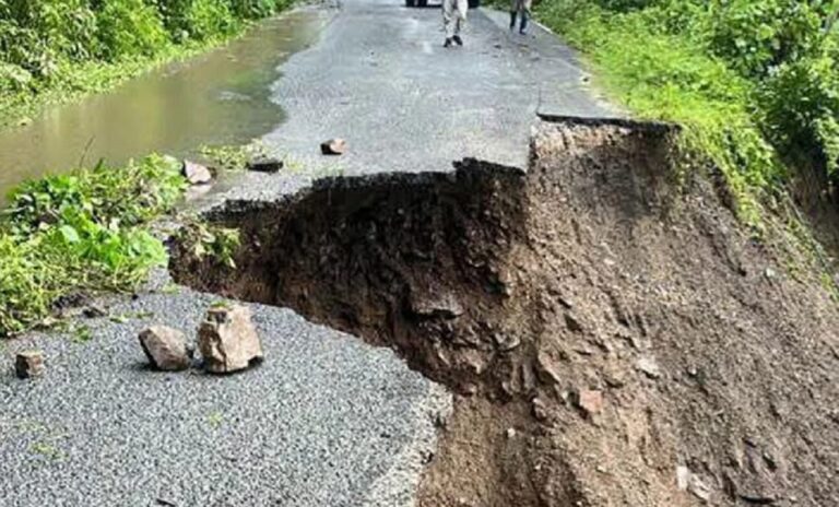 भारी बारिश से सिलीगुड़ी का सिक्किम से संपर्क टूटा, भूस्खलन के कारण NH-10 बंद