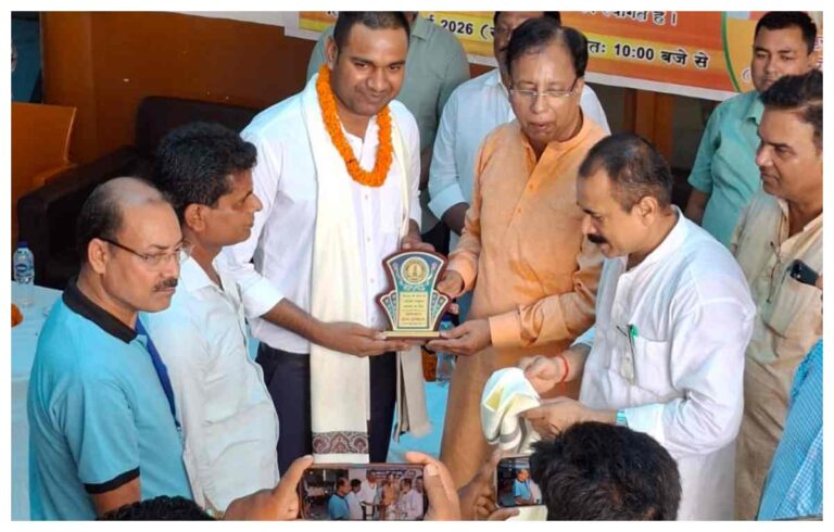 चंपारण के चयनित अधिकारियों को मिला ‘चंपारण शिक्षा रत्न’ सम्मान, सांसद डॉ. संजय जायसवाल ने किया सम्मानित
