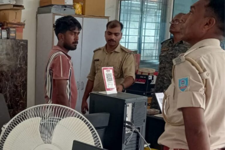 पूर्वी सिंहभूम: गालूडीह थाना के सामने गाड़ी के शोरूम में 4.5 लाख की चोरी, CCTV तोड़कर फरार हुए बदमाश 