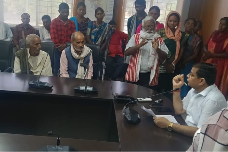 गढ़वा में सिस्टम की लापरवाही: जिंदा महिला को कागजों में मृत दिखाया, 4 साल से विधवा पेंशन बंद 