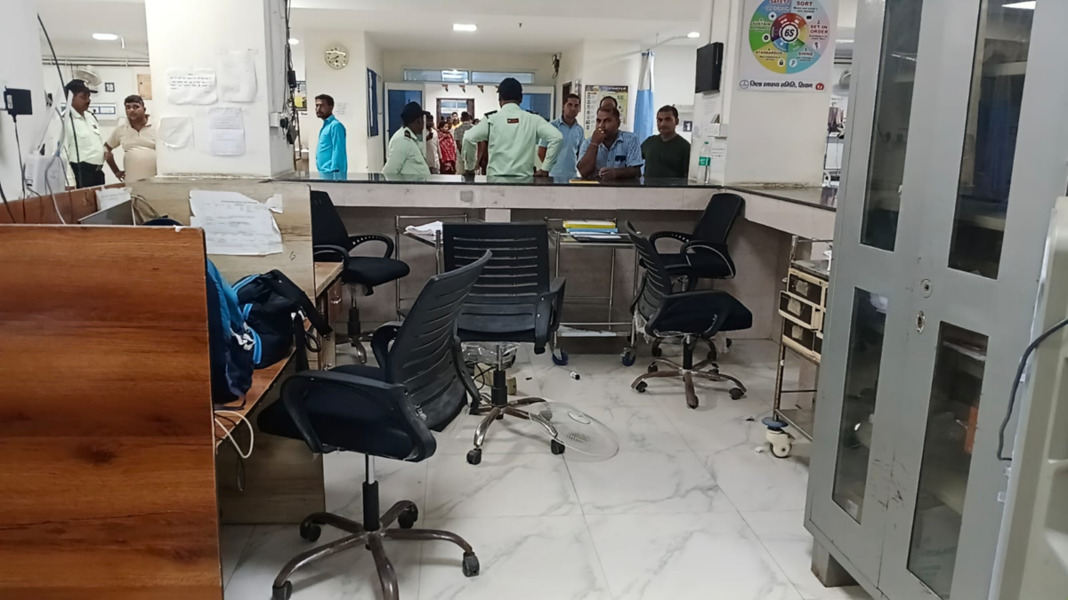 सीवान सदर अस्पताल की सुरक्षा बढ़ी, डॉक्टर-नर्स से मारपीट-तोड़फोड़ के बाद हुआ था हंगामा 2 Image 142