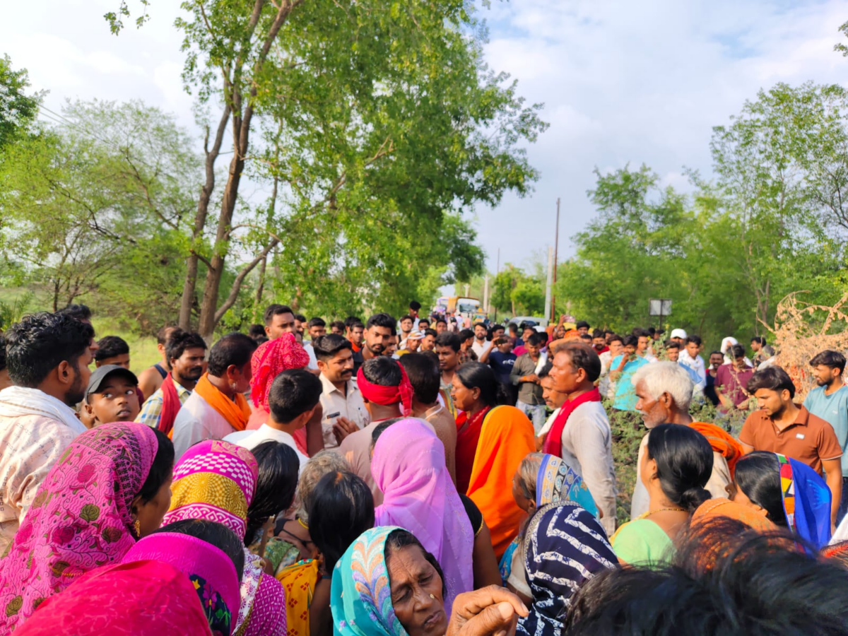 पलामू: कैदी के फरार होने की उड़ी अफवाह, उग्र ग्रामीणों ने किया चक्का जाम, Sdpo ने शांत किया बवाल 2 Image 170