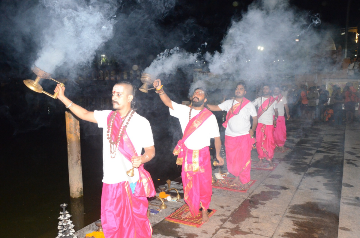 देवघर में काशी जैसा नजारा: शिवगंगा तट पर भव्य महाआरती शुरू, हफ्ते में 2 दिन आयोजन 1 Image 173