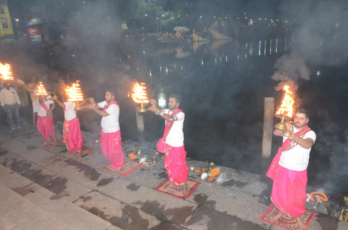देवघर में काशी जैसा नजारा: शिवगंगा तट पर भव्य महाआरती शुरू, हफ्ते में 2 दिन आयोजन 3 Image 174