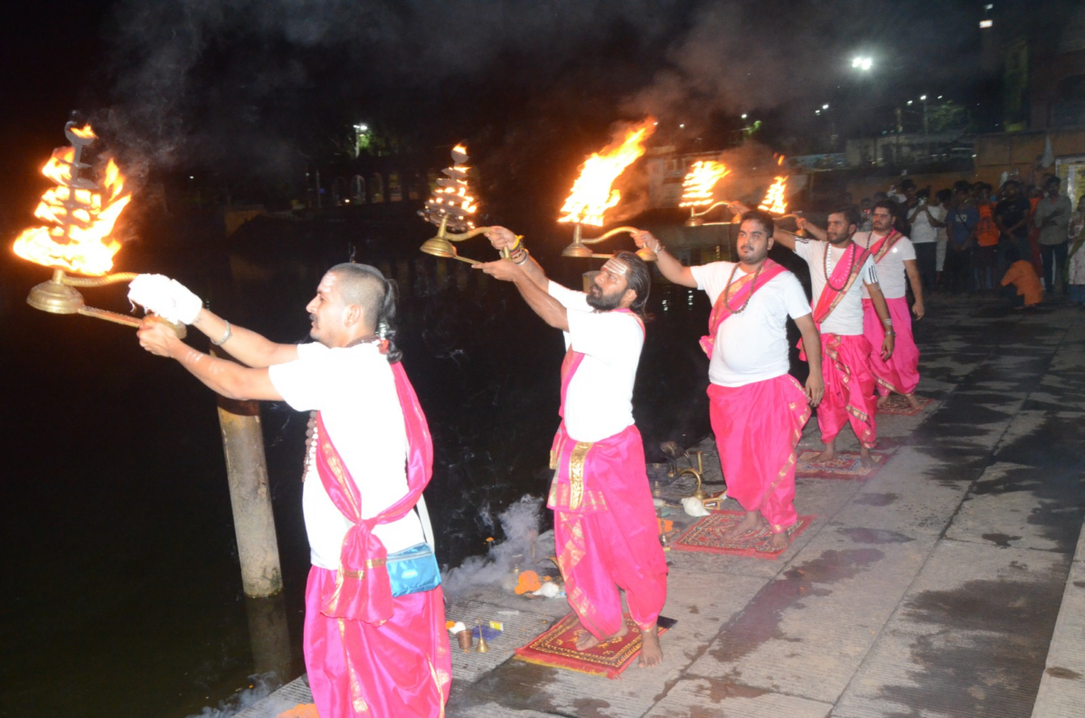देवघर में काशी जैसा नजारा: शिवगंगा तट पर भव्य महाआरती शुरू, हफ्ते में 2 दिन आयोजन 5 Image 176