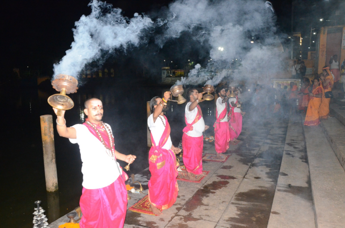 देवघर में काशी जैसा नजारा: शिवगंगा तट पर भव्य महाआरती शुरू, हफ्ते में 2 दिन आयोजन 6 Image 177