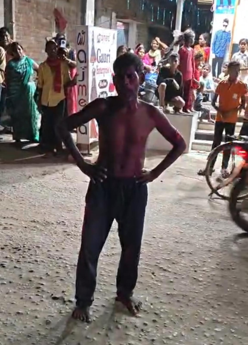 नवादा में बीच रोड पर हाई वोल्टेज ड्रामा: अधेड़ व्यक्ति ने नशे में महिला से की बदतमीजी, आखिर क्यों मौके पर पहुंची पुलिस बिना कार्रवाई लौटी? 1 Image 198