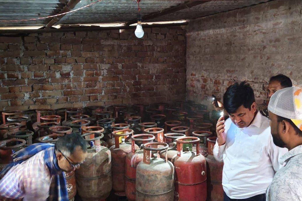 वैशाली में एलपीजी आपूर्ति पर जिला प्रशासन सख्त, 17 गैस एजेंसियों का औचक निरीक्षण 2 Image 224