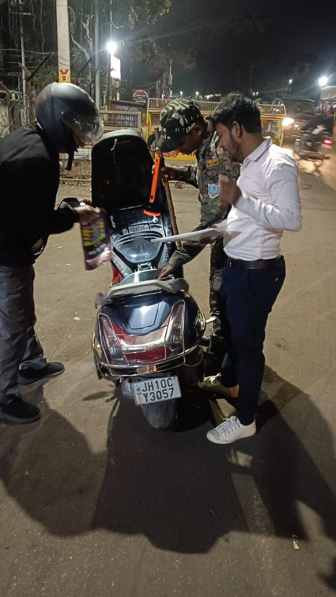 वैशाली में शराब माफिया पर शिकंजा: महुआ में 11 शराबी गिरफ्तार, चेकिंग के दौरान बाइक की डिक्की से अंग्रेजी शराब बरामद 2 Image 225