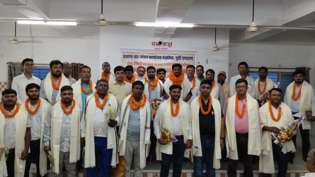 बंजरिया अंचल कार्यालय में विदाई समारोह, सीओ की कार्यशैली को लोगों ने किया याद 2 Image 226