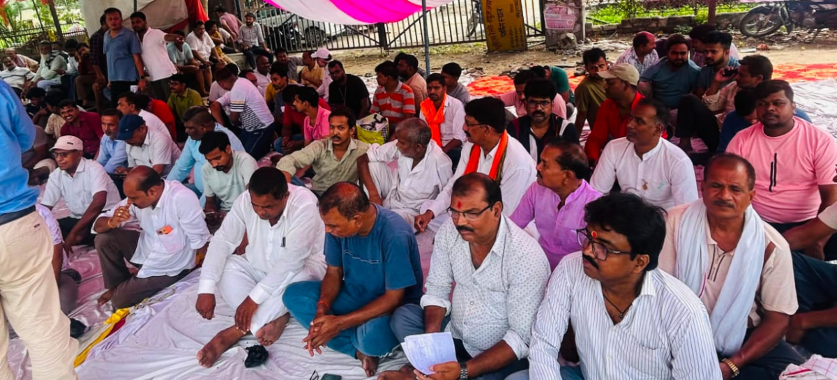 गोपालगंज: हथुआ जंक्शन पर एक्सप्रेस ट्रेनों के ठहराव की मांग को लेकर धरना, रेल रोको आंदोलन की चेतावनी 1 Image 289