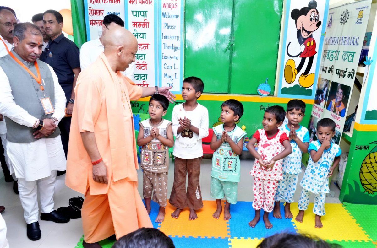 सीएम योगी ने नन्हे-मुन्नों का कराया अन्नप्राशन, कक्षाओं में जाकर बच्चों से किया संवाद 3 Image 33