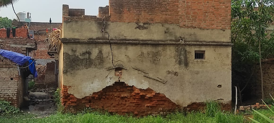 नालंदा: जलजमाव से महादलित टोले में हाहाकार, कई घरों में दरारें और कच्चे मकान जमींदोज 3 Image 55
